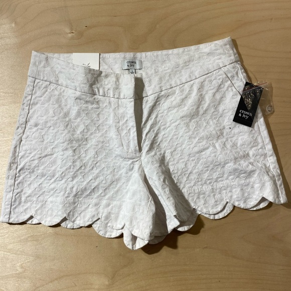 crown & ivy Pants - Crown & Ivy Women's White Scalloped Shorts Size 4 (MO)